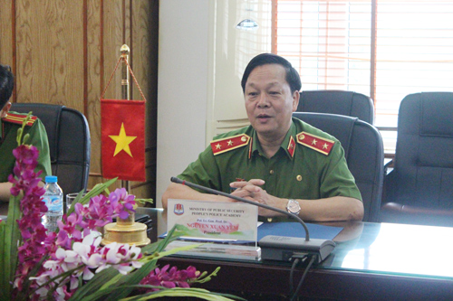 Trung tướng Nguyễn Xuân Yêm, Giám đốc Học viện CSND cảm ơn những đóng góp của ông Graham Orr đối với công tác giáo dục đào tạo của Học viện trong nhiệm kỳ công tác tại Việt Nam.